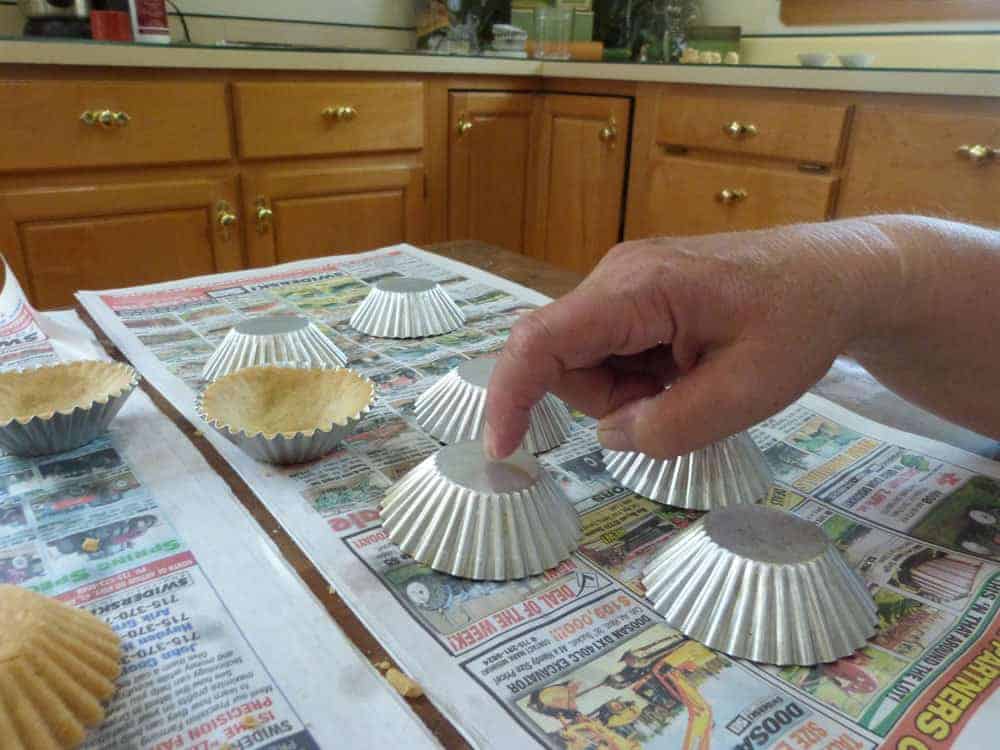 How To Make Sandbakkels 18 Tapping-Out-Tins